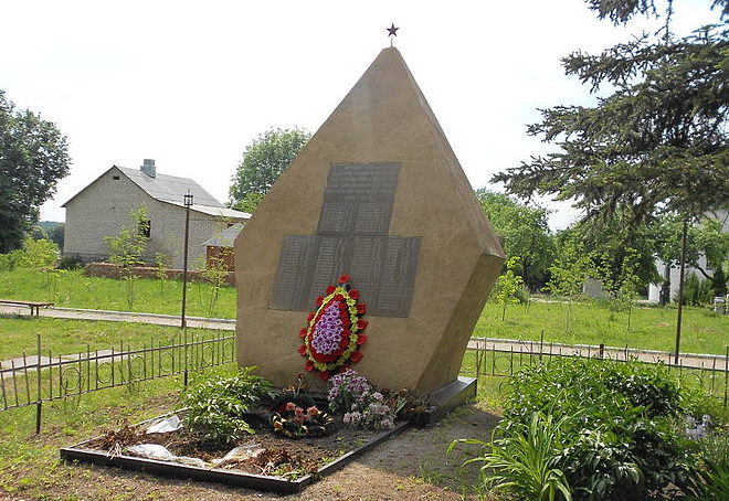 с. Крушинка Васильковского р-на. Памятник в центре села, установленный в 1958 году на братской могиле воинов, погибших в годы войны.