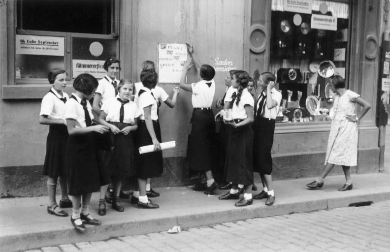 Члены союза девочек прикрепляют агитационный плакат BDM на стену жилого дома в Вормсе. 1933 г. 