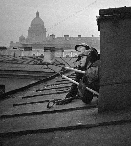 Дежурство противопожарной команды на крышах домов. Октябрь 1941 г.