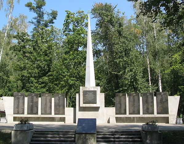 г. Березань Бориспольского р-на. Мемориал Славы, реконструированный в 2005 году в честь земляков, погибших в годы войны. 