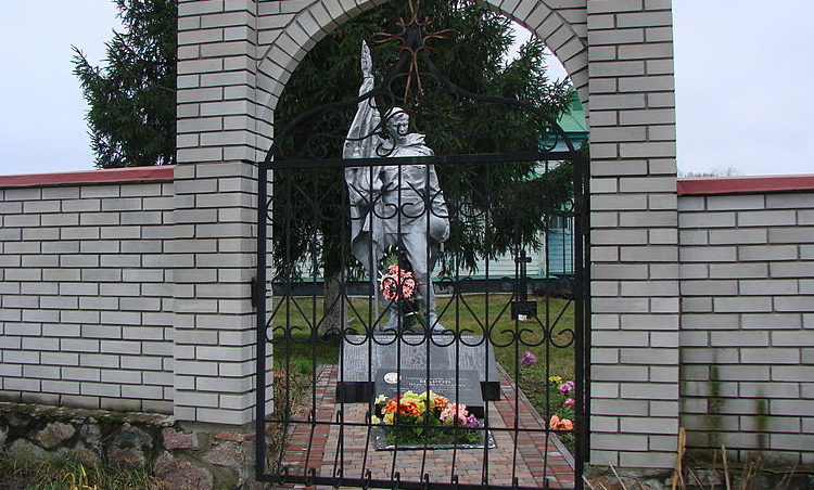 с. Липовый Скиток Васильковского р-на. Памятник у церкви, установленный в 1952 году на братской могиле воинов, погибших в годы войны. 