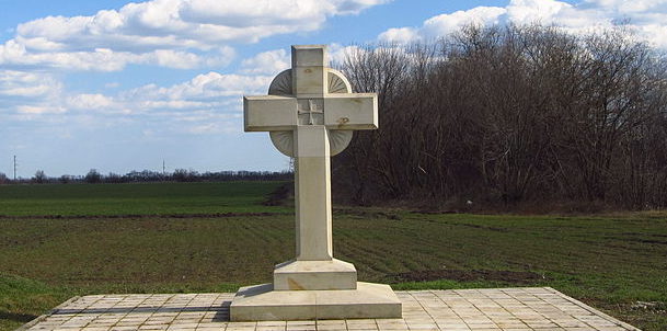 с. Курган Беляевского р-на. Памятник на кладбище румынских воинов, погибших во время войны.