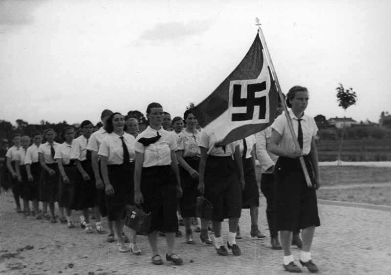Девушки - фольксдойче из Союза девочек на пути к пикнику. Польша, 1940 г.