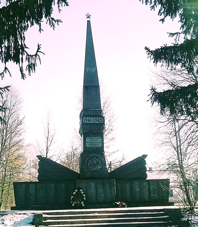 с. Ивановка Ставищенского р-на. Памятник в центре села, установленный на братской могиле воинов, погибших в годы войны.