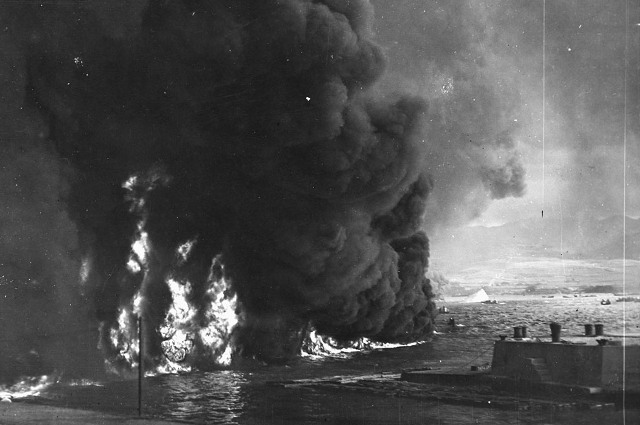Горящая нефть в гавани Перл-Харбор после нападения японцев. 7 декабря 1941 г.