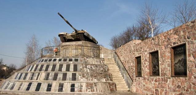 с. Гатное Киево-Святошинского р-на. Памятник-танк, установленный в честь воинов 206-ой стрелковой дивизии, защищавшей село в 1941 году.
