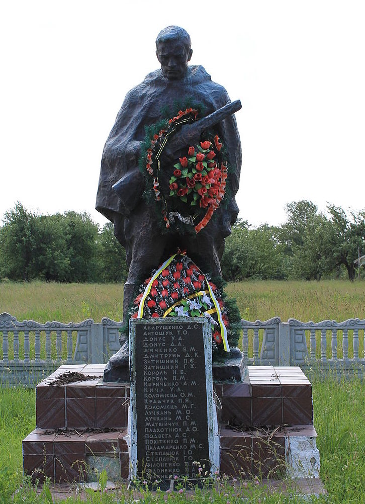 с. Красное Ставищенского р-на. Памятник в центре села воинам-односельчанам, погибшим в годы войны.