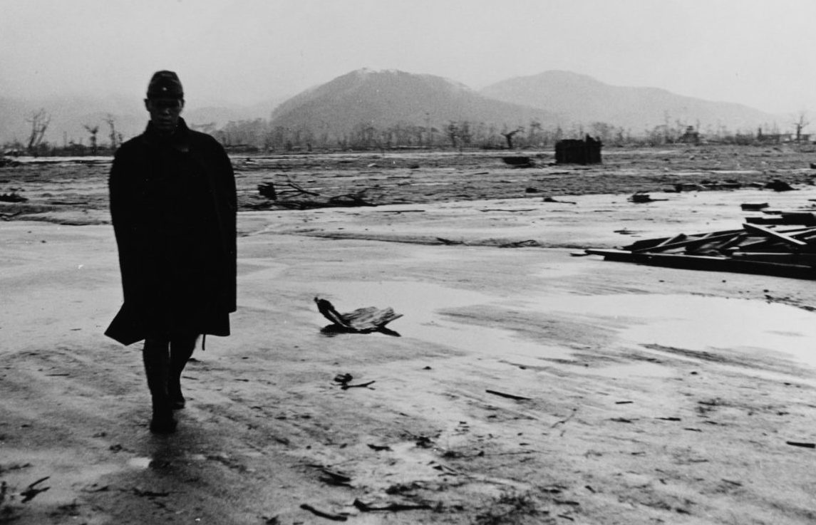 Японский солдат идет по уничтоженному городу. Хиросима. Сентябрь, 1945 г.