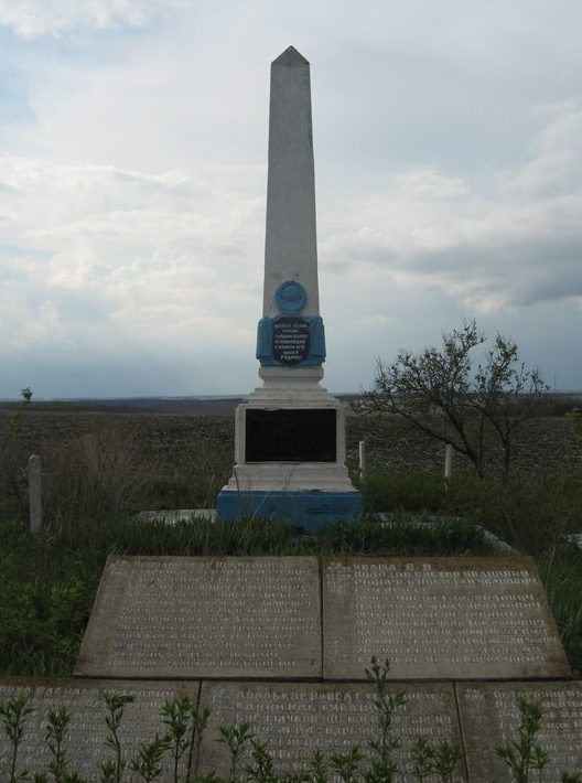 Окнянский р-н. Братская могила воинов, погибших при освобождении хутора Веселый Кут.