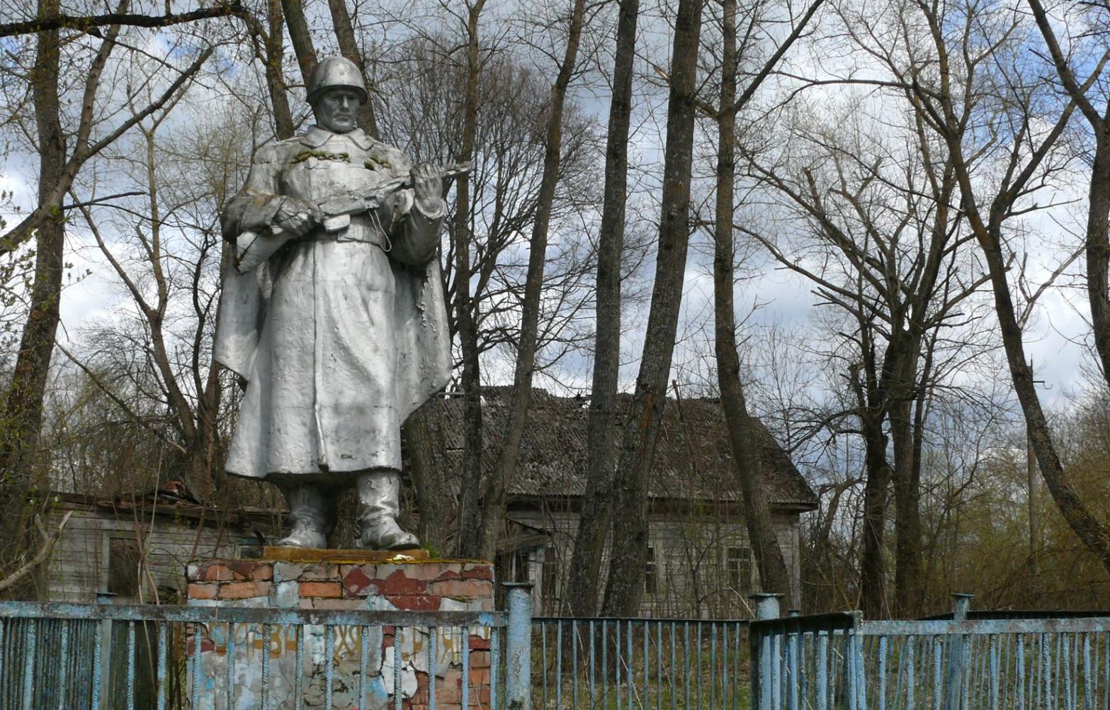 с. Лубянка, Чернобыльская зона отчуждения. Братская могила и памятник односельчанам воинам.