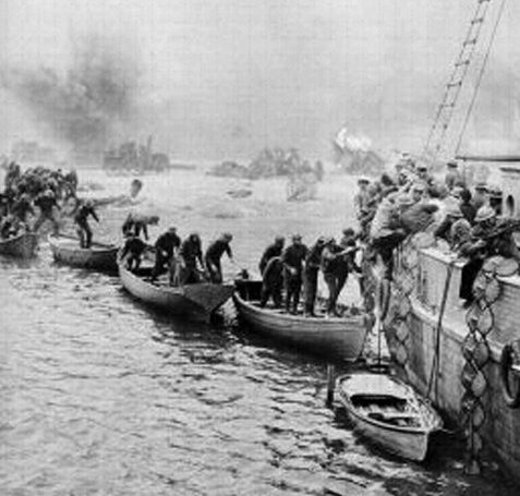 Переправа эвакуированных с берега на крупные суда. 29 мая 1940 г.