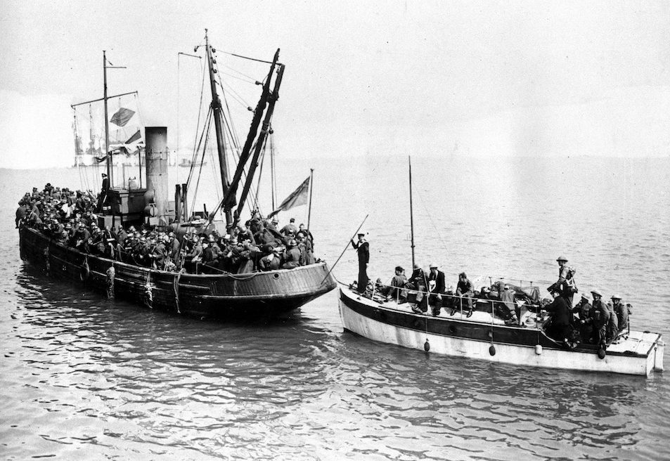 Переправа эвакуированных с берега на крупные суда. 29 мая 1940 г.