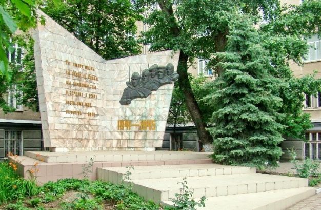 г. Одесса. Памятный знак погибшим преподавателям, студентам и сотрудникам инженерно-строительного института, установленный в 1970 году по улице Дидрихсона, 4. 