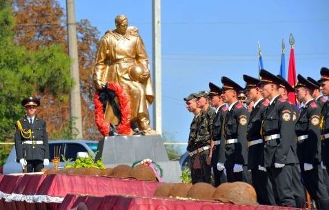с. Мирное Беляевского р-на. Памятник, установленный в 1967 году на братской могиле советских воинов, погибших при освобождении села 7 апреля 1944г. 