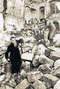 Поиск пригодных вещей после бомбардировки. Февраль 1945 г.
