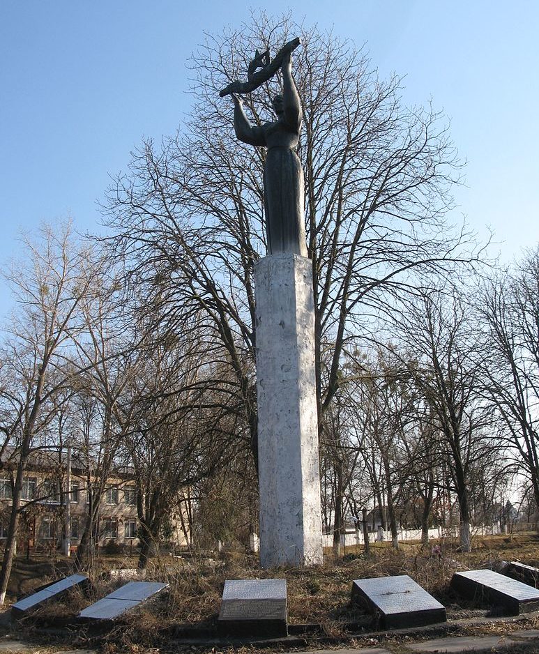 с. Тростинка Васильковского р-на. Памятник у клуба, установленный в 1954 году на братской могиле воинов, погибших в годы войны. 