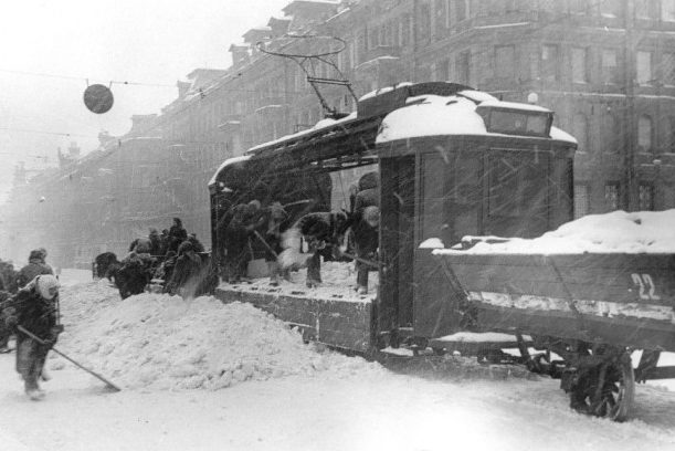Уборка снега. 1943 г.