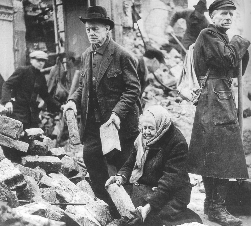 Жители Дрездена разбирают завалы. Февраль 1945 г.