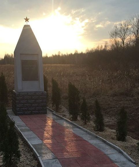 с. Новая Красница, Чернобыльская зона отчуждения. Обелиск, установленный на братской могиле, воинам, погибшим в годы войны. Памятник был реставрирован в 2015 году. 