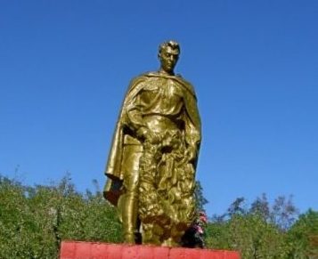 с. Дибровка Подольского р-на. Памятник, установленный на братской могиле, в которой захоронен 21 воин, погибший в годы войны. 