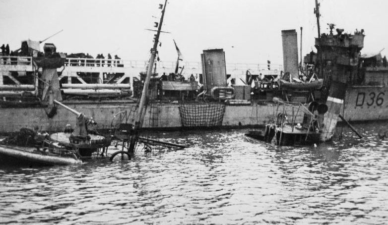 Эсминец рядом с затонувшим траулером. Дюнкерк, 29 мая 1940 г.