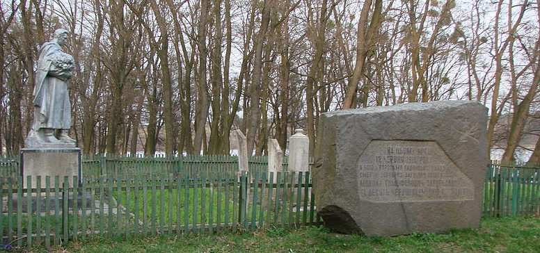 пгт. Володарка Володарского р-на. Памятник в парке, установленный в 1965 году на братской могиле, погибших в боях при освобождении поселка от оккупантов в январе 1944 года.