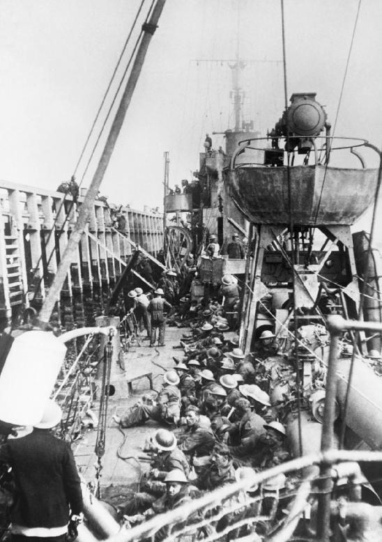 Погрузка британских войск на эсминец с помощью лестниц во время отлива. Дюнкерк, 29 мая 1940 г.