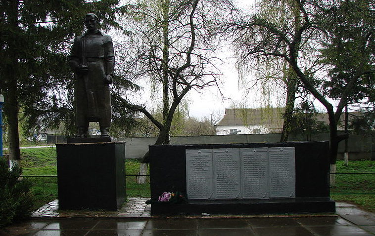 с. Тадиевка Володарского р-на. Памятник в центре села, установленный воинам-односельчанам, погибшим в годы войны. 
