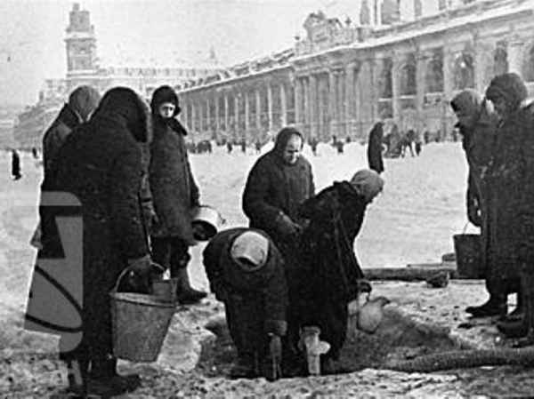 Жители города набирают воду в Неве. Декабрь 1941 г.