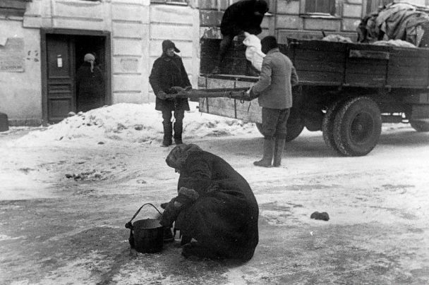 Вывоз трупов. 1943 г.