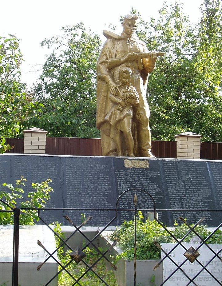 с. Гнедин Бориспольского р-на. Памятник по улице Новой, установлен в 1964 году воинам-односельчанам, погибшим в годы войны.