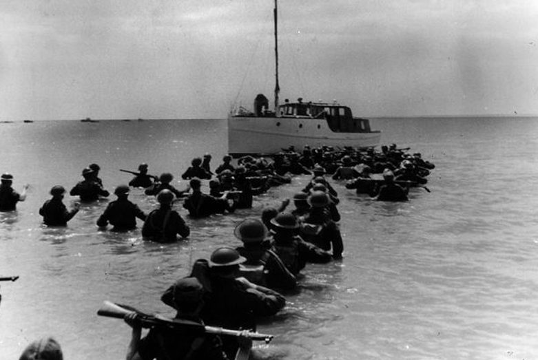 Погрузка британских войск на катера. Дюнкерк, 28 мая 1940 г.