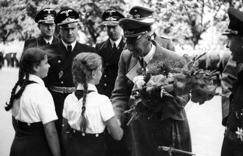 Воспитанницы Союза девочек приветствуют Фрика и Глобке. Братислава, сентябрь 1941 г. 