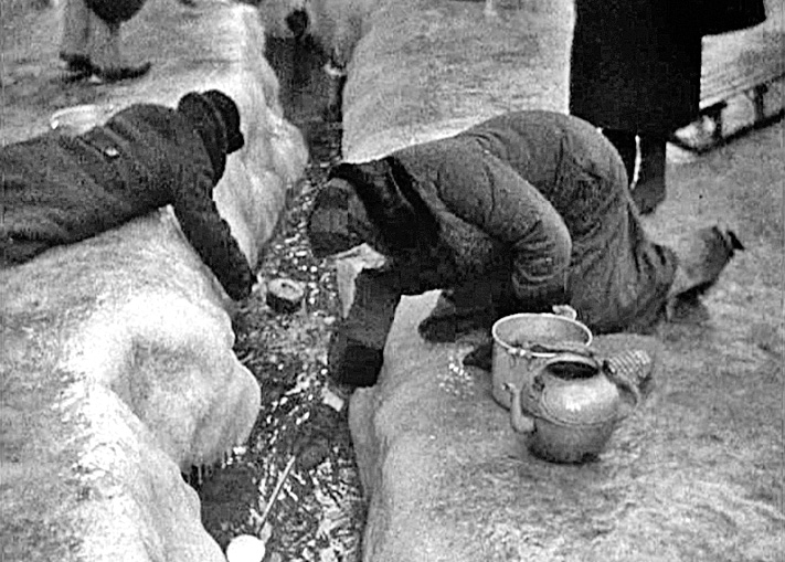 Жители города набирают воду в Неве. Декабрь 1941 г.