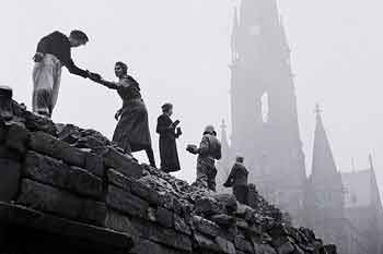 Жители Дрездена разбирают завалы. Февраль 1945 г.