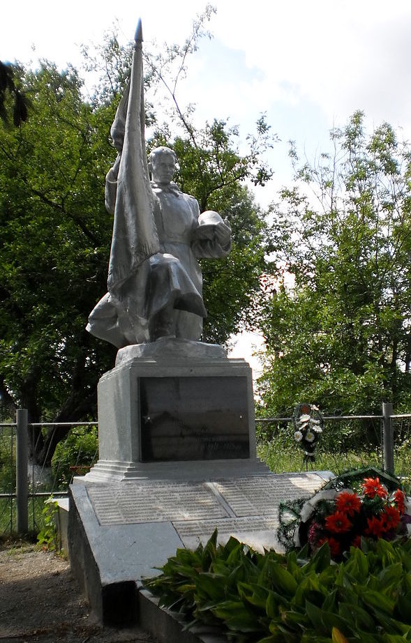 с. Большая Березянка Таращанского р-на. Памятник, установленный на братской могиле воинов, погибших в годы войны. 