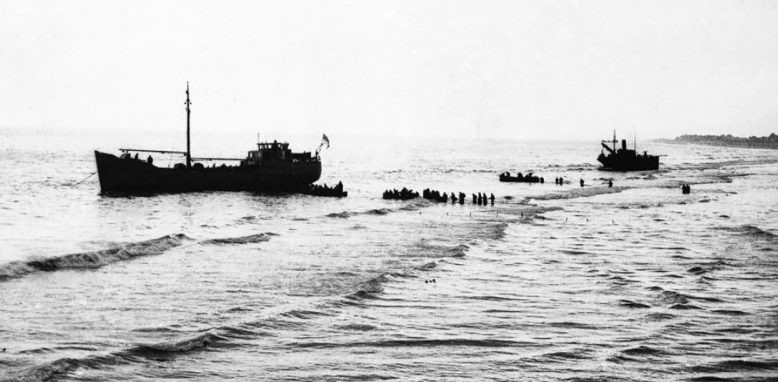 Погрузка британских войск на катера. Дюнкерк, 28 мая 1940 г.