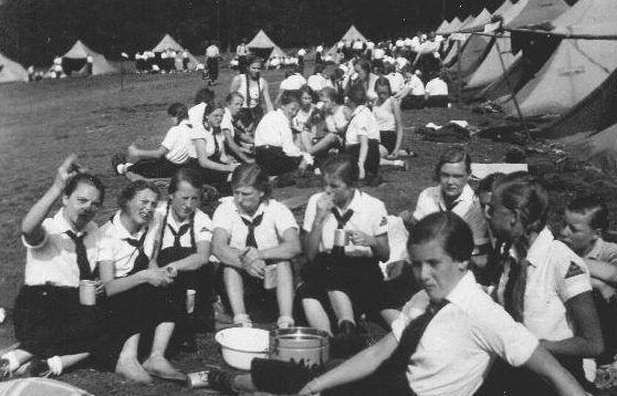Девушки в тренировочном лагере BDM. 