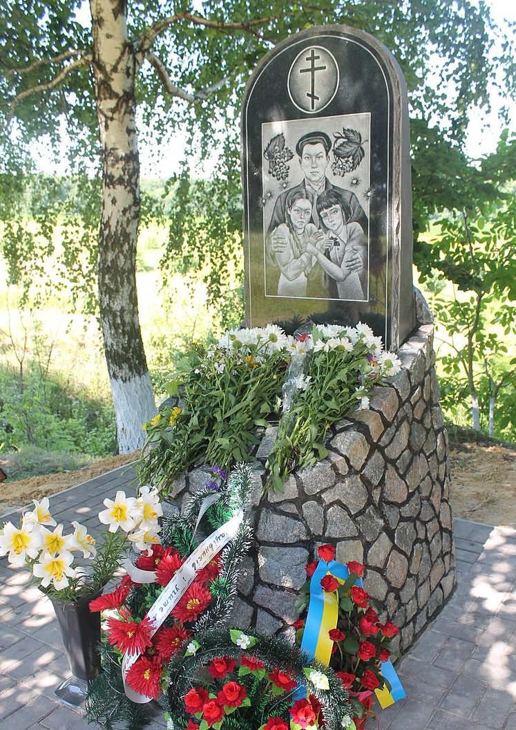 с. Большая Березянка Таращанского р-на. Памятник, установленный в 1971 году на братской могиле двух партизанок, расстрелянных фашистами в 1941 году. 