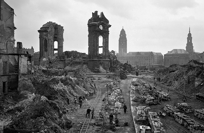 Разбор завалов в районе руин собора Фрауэнкирхе. Март 1945 г.