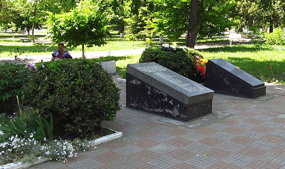 г. Подольск. Братские могилы, в которых похоронены 23 участника сопротивления и члены подпольных организаций «Чайка» и «Крылья Советов» погибшие в 1944 году.