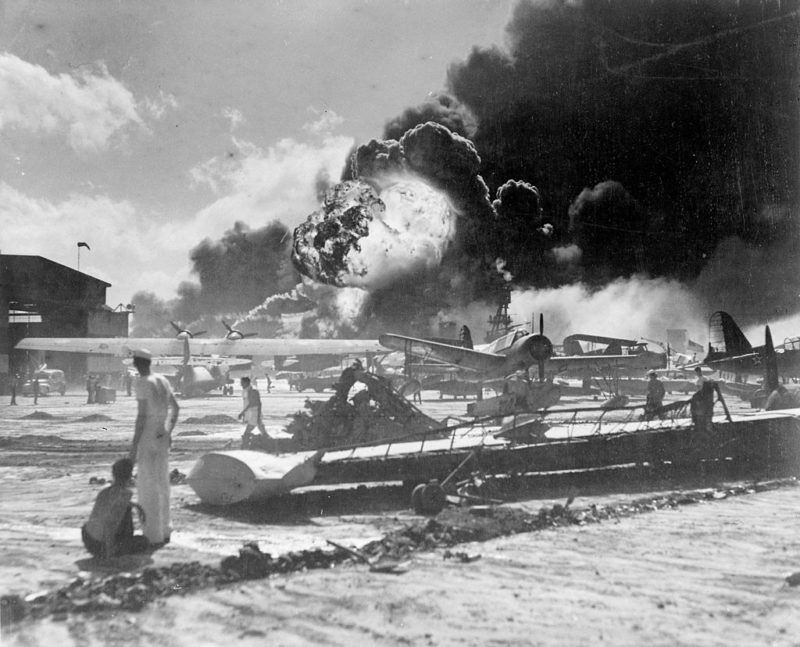 Самолеты, горящие на острове Форд во время нападения Перл-Харбор. 7 декабря 1941 г.