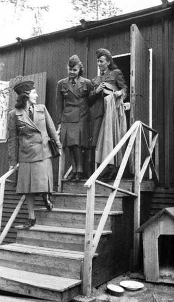 Надзирательницы и охранницы концлагерей из вспомогательной службы СС.