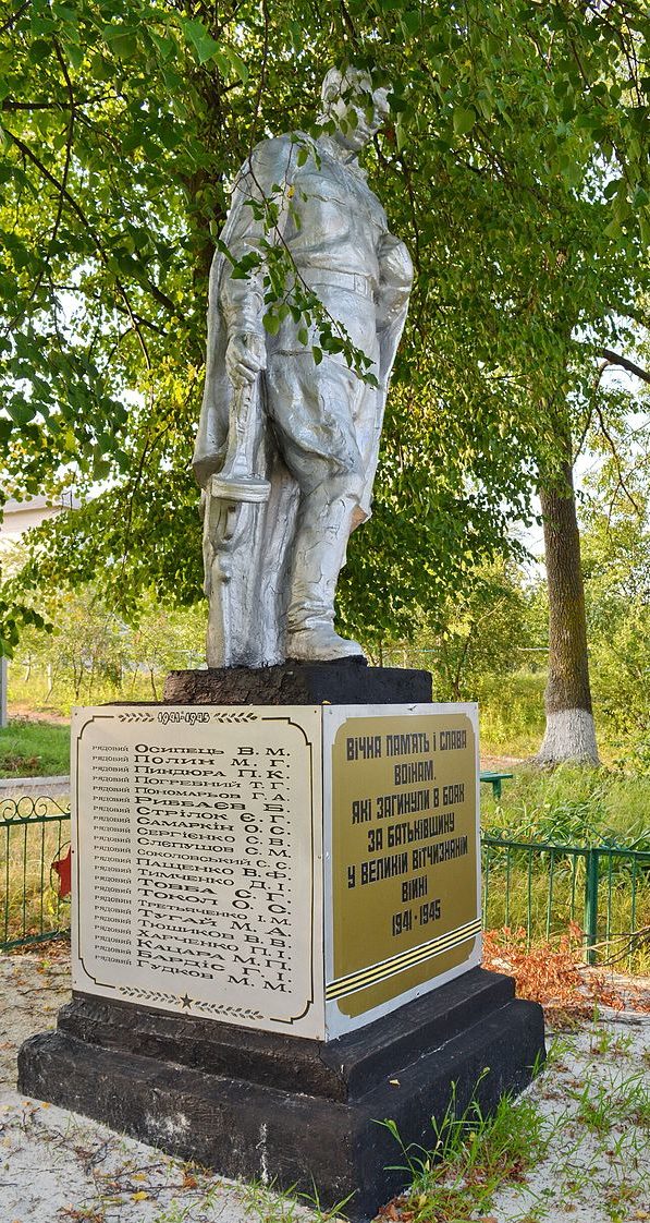 с. Кисловка Таращанского р-на. Памятник в центре села, установленный в 1975 году на братской могиле воинов, погибших в годы войны.