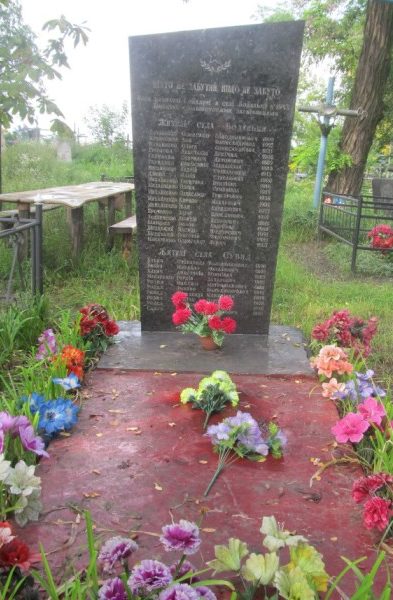 с. Боденьки Вышгородского р-на. Памятник погибшим односельчанам на сельском кладбище.