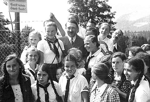 Воспитанницы Союза девочек с Гитлером. Оберзальцберг, 13 августа 1935 г. 