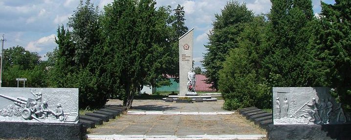 с. Кившеватая Таращанского р-на. Памятник в центре села, установленный в 1980 году на братской могиле воинам, погибшим в годы войны. 