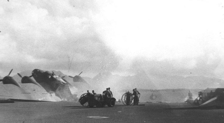 Сгоревший B-17C на аэродроме. 7 декабря 1941 г.
