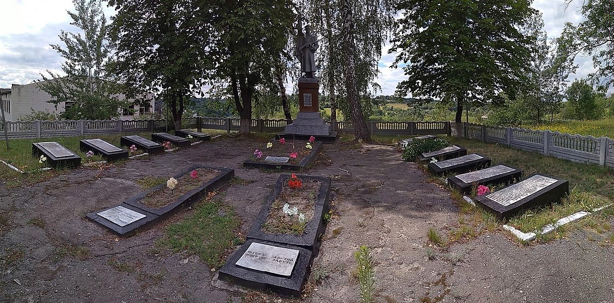 с. Лисовычи Таращанского р-на. Памятник, установленный на братской могиле воинов, погибших в годы войны. 
