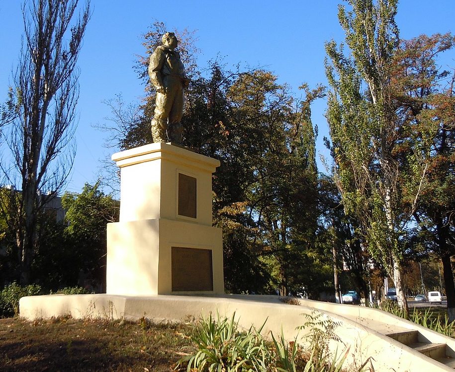 г. Одесса. Памятник летчикам Одесского авиаотряда, погибших в годы войны, был установлен в 1965 году по улице Гастелло 6.